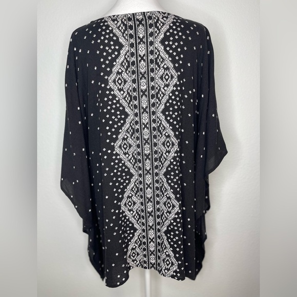 Chico's Monochrome Geometric Poncho Dolman Sleeves Light weight Size S-M Casual - Picture 9 of 11